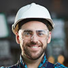Photo d'illustration : artisan du bâtiment portant un casque de chantier